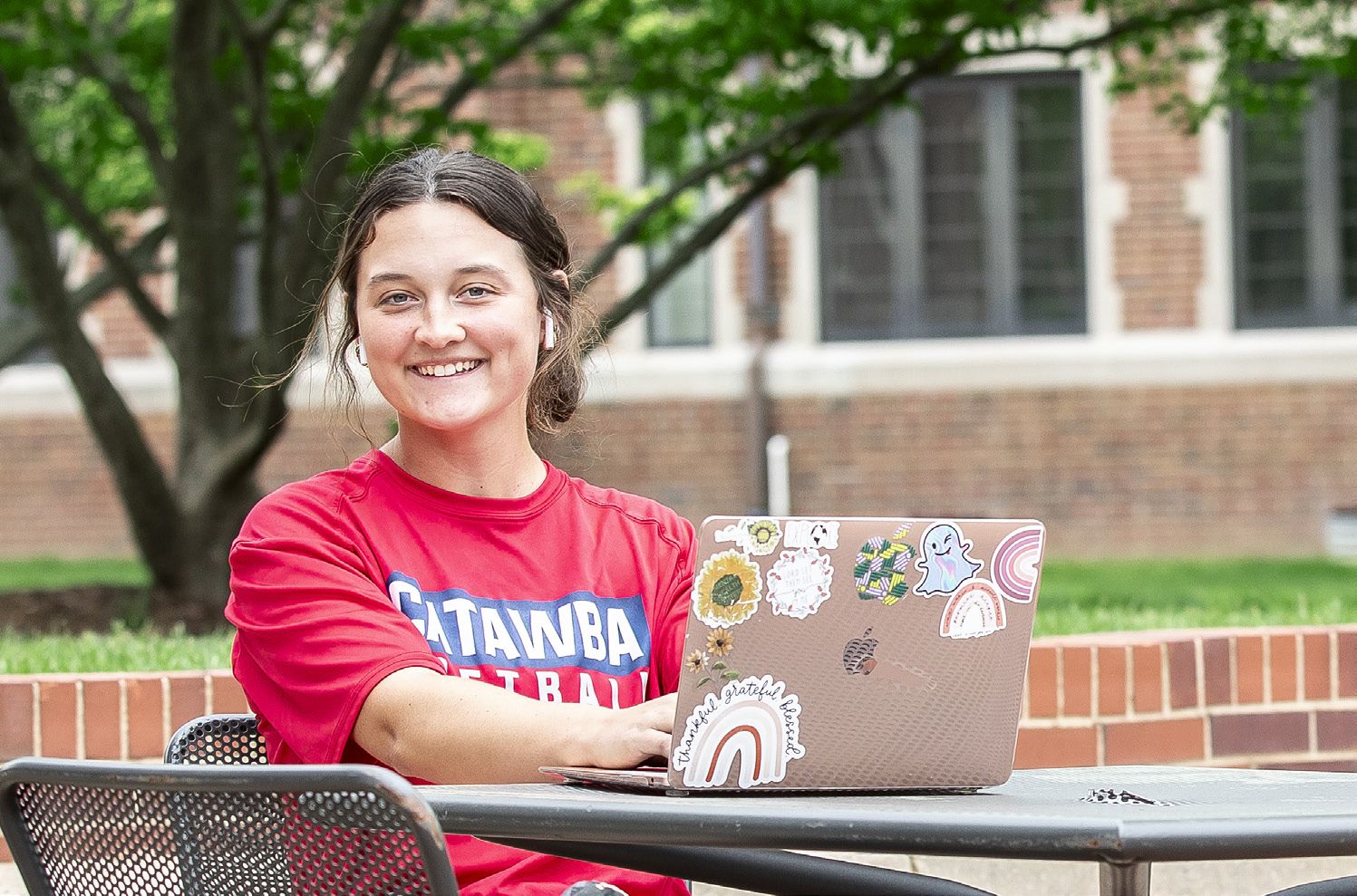 Student on laptop in Stanback Plaza table